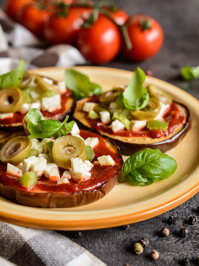 Kleine Auberginen Pizzen vom Grill | © iStock | NoirChocolate