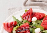 Salat mit gegrillter Wassermelone  | © iStock | YekoPhotoStudio