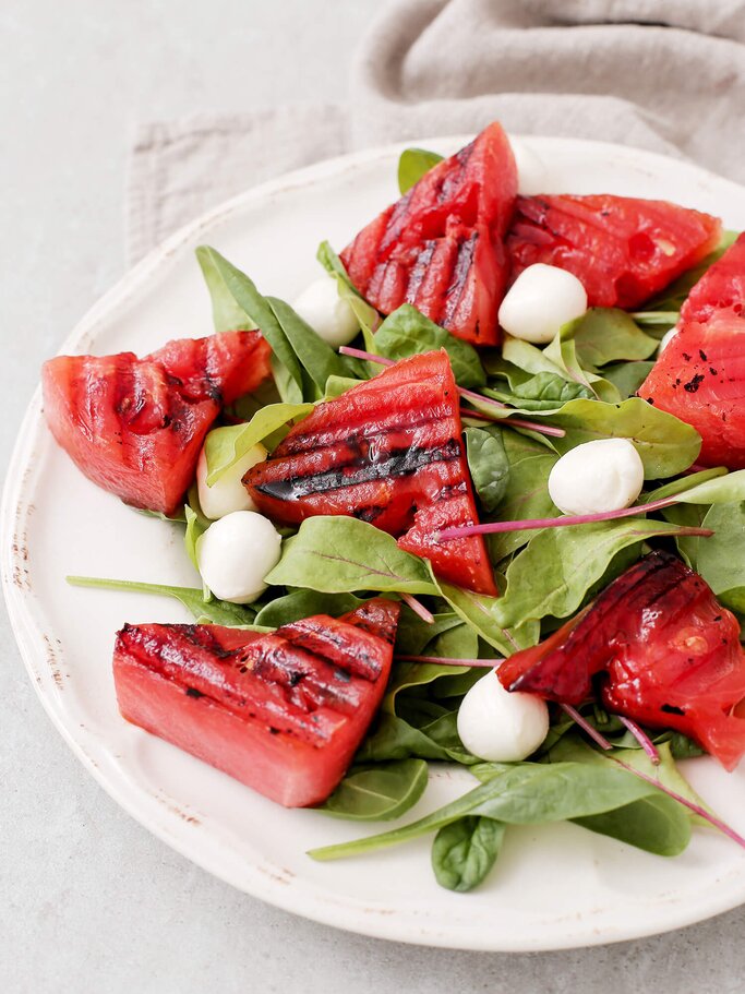 Salat mit gegrillter Wassermelone  | © iStock | YekoPhotoStudio