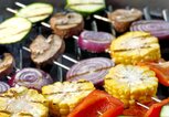 Gemüse-Spieße auf dem Grill | © iStock | kabVisio