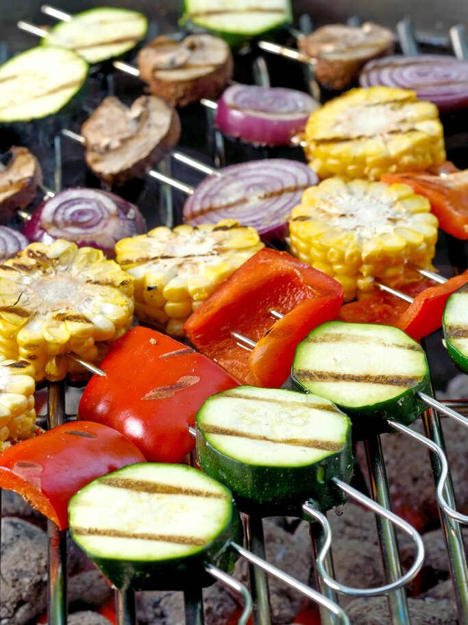 Gemüse-Spieße auf dem Grill | © iStock | kabVisio