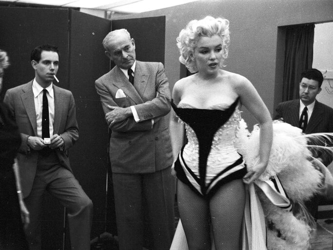 Marilyn Monroe bei der Anprobe für ein Charity-Event im Madison Square Garden in New York (1955) | © Getty Images | Ed Feingersh | Michael Ochs Archives