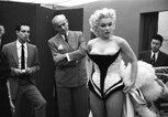 Marilyn Monroe bei der Anprobe für ein Charity-Event im Madison Square Garden in New York (1955) | © Getty Images | Ed Feingersh | Michael Ochs Archives