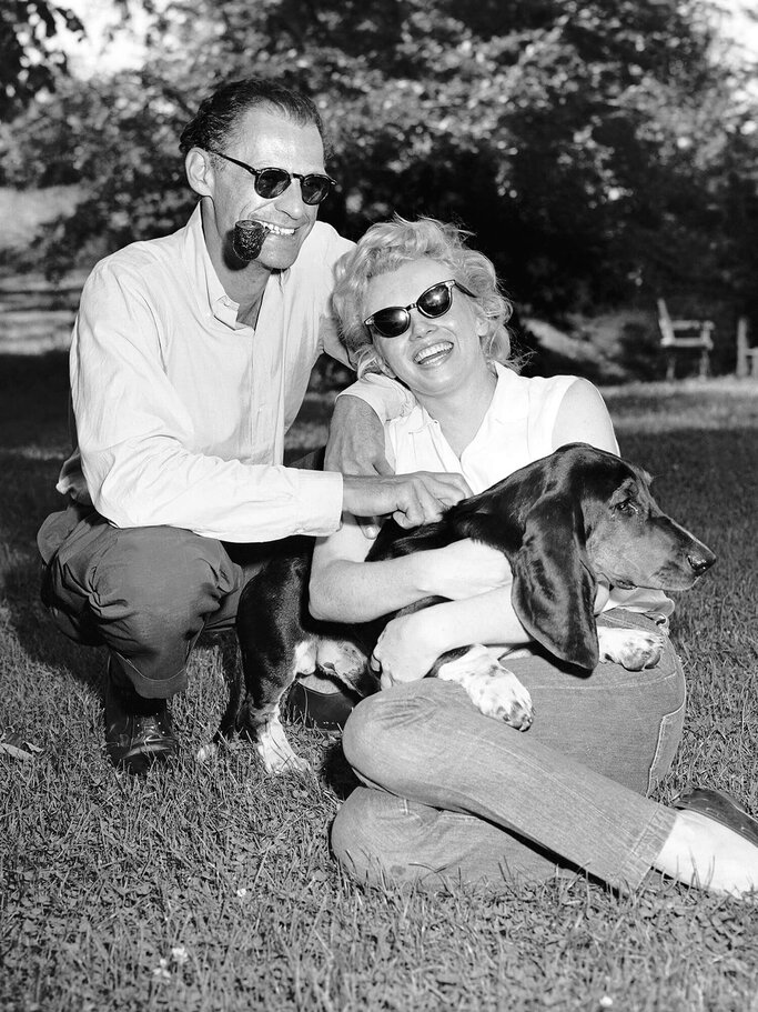 Marilyn Monroe mit ihrem dritten Ehemann Arthur Miller und seinem Hund Hugo. | © Getty Images | NY Daily News Archive