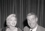 Marilyn Monroe mit ihrem zweiten Ehemann Joe DiMaggio im Jahr 1954 bei einem Event in New York. | © Getty Images | Bettmann