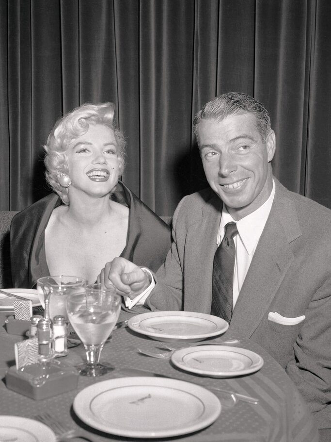 Marilyn Monroe mit ihrem zweiten Ehemann Joe DiMaggio im Jahr 1954 bei einem Event in New York. | © Getty Images | Bettmann