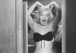 Marilyn Monroe post in einer Umkleidekabine für ihren damaligen Ehemann Arthur Miller. | © Getty Images | John Bryson