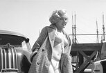 Marilyn Monroe posiert für ein Portrait neben einem schicken Pontiac Chieftain am Rückgebäude von 20th Century-Fox | © Getty Images | Earl Theisen Collection 