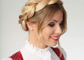 Model Livia mit Haarkranz