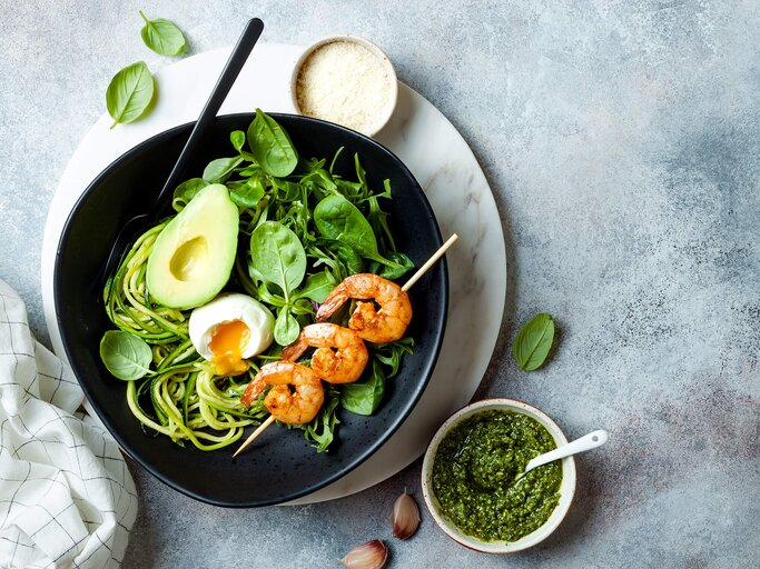 Schnell gemacht und richtig lecker: Zucchini Spaghetti mit Garnelen, Avocado, Ei und etwas Pesto! | © iStock | sveta_zarzamora