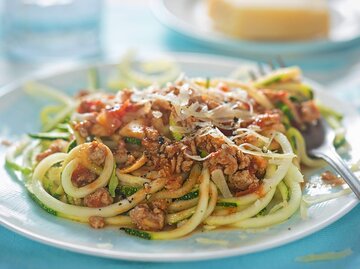Zucchini Spaghetti mit Bolognese Soße | © iStock | Bartosz Luczak