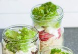 Schichtsalat im Glas | © iStock | OlgaMiltsova