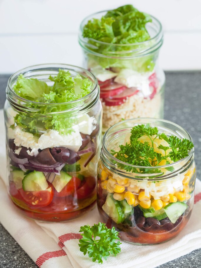 Schichtsalat im Glas | © iStock | OlgaMiltsova