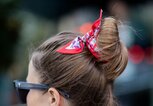 Dutt mit Bandana binden  | © Getty Images | Christian Vierig