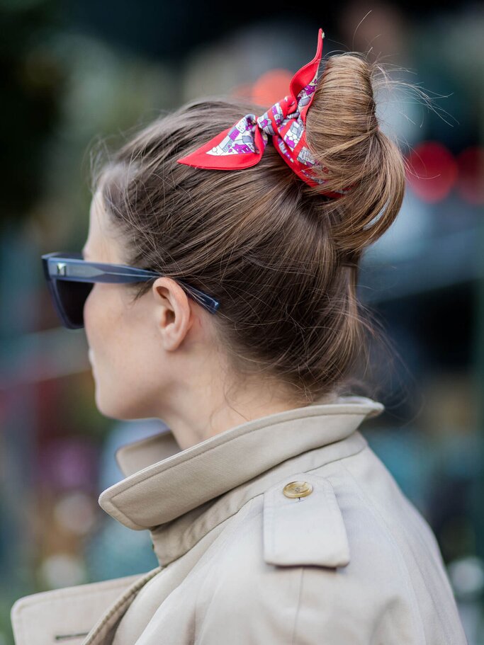 Dutt mit Bandana binden  | © Getty Images | Christian Vierig