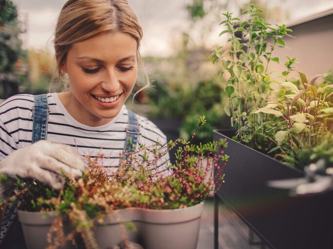 Frau beim Urban Gardening | © iStock | AleksandarNakic