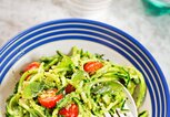 Zoodles mit grünem Pesto | © iStock | Bartosz Luczak