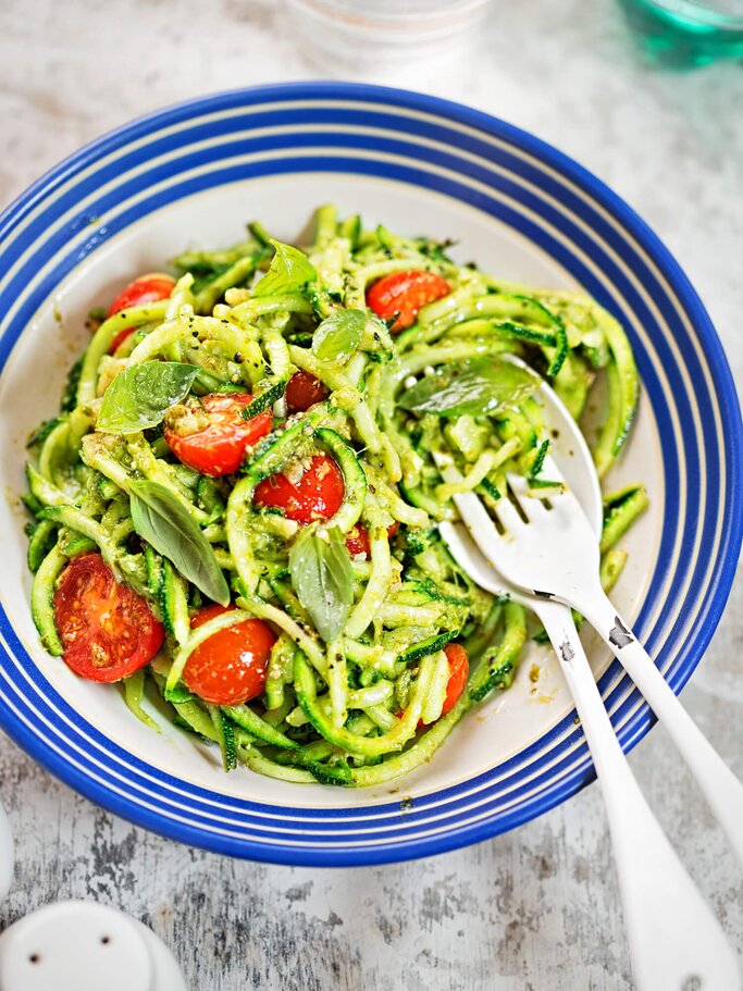 Zoodles mit grünem Pesto | © iStock | Bartosz Luczak