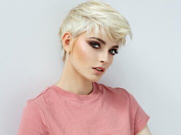 Hübsche Frau mit einer Kurzhaarfrisur, dem Pixie-Cut | © iStock | Kiuikson