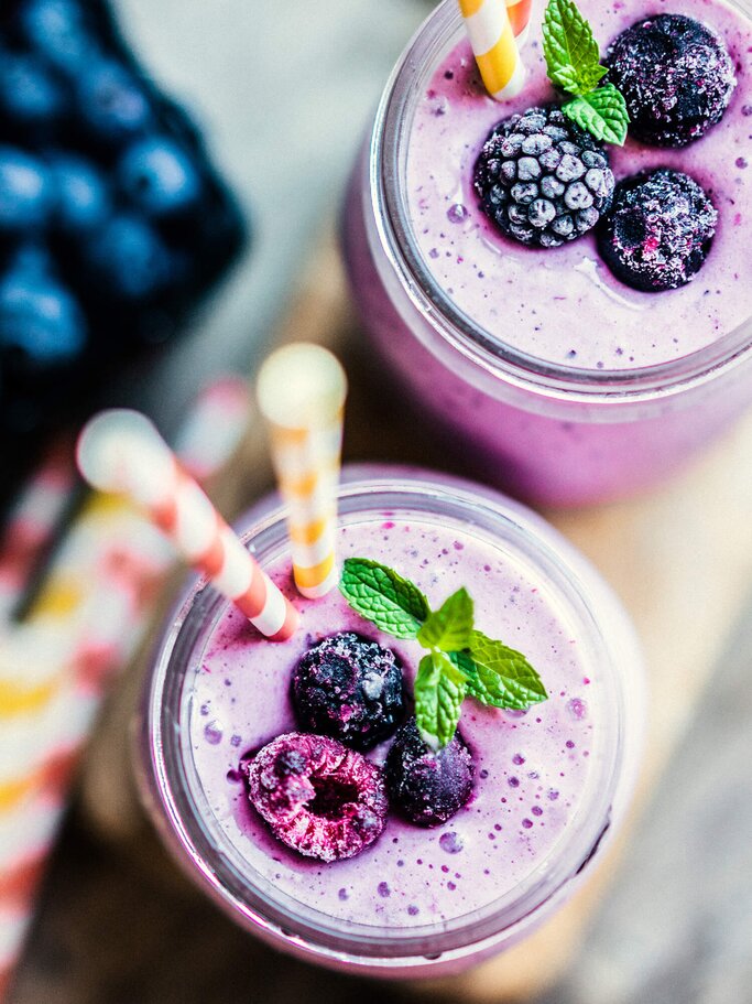 Beeren Smoothie von oben fotografiert | © iStock | alfonso90