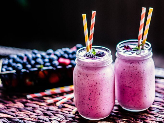 Beeren Smoothie von oben fotografiert | © iStock | alfonso90