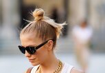 Lena Perminova mit hohem Chignon Dutt | © Getty Images | Edward Berthelot