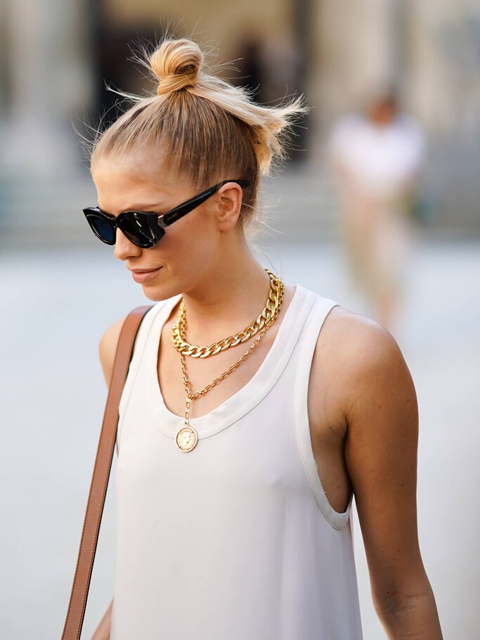 Lena Perminova mit hohem Chignon Dutt | © Getty Images | Edward Berthelot