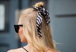 Half Bun mit Bandana | © Getty Images | Christian Vierig