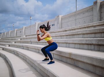 Frau macht Bodyweight Übung, Jumping Squat | © iStock | wundervisuals