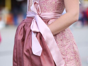 Dirndl Schleife binden: rechts, links oder mittig? | © Getty Images | Jeremy Moeller