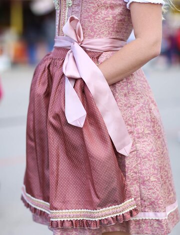 Dirndl Schleife binden: rechts, links oder mittig? | © Getty Images | Jeremy Moeller