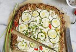 Low Carb Pizza mit Zucchini-Boden | © iStock | los_angela