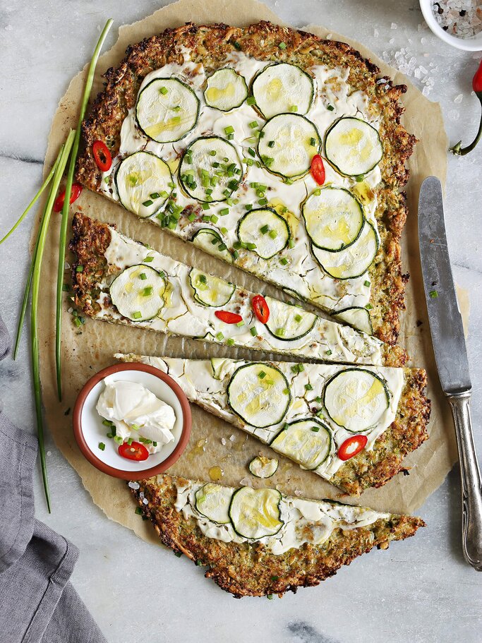 Low Carb Pizza mit Zucchini-Boden | © iStock | los_angela