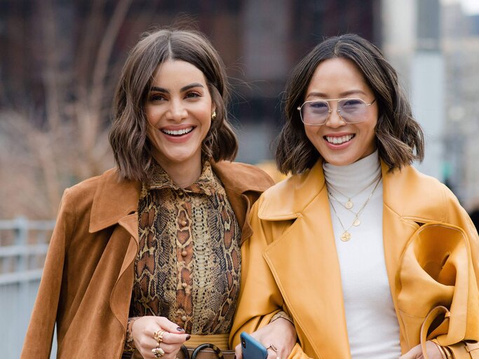 Camila Coelho und Aimee Song tragen die Trendfrisuren Bob und Lob  | © imago images | Runway Manhattan