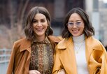 Camila Coelho und Aimee Song tragen die Trendfrisuren Bob und Lob  | © imago images | Runway Manhattan