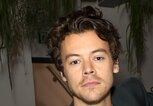 Harry Styles mit stylischer Männerfrisur mit Locken - der Bro Flow Frisur | © Getty Images |  Darren Gerrish 