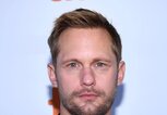 Schauspieler Alexander Skarsgard trägt die Trendfrisur Effed-up Buzz-Cut | © Getty Images | GP Images