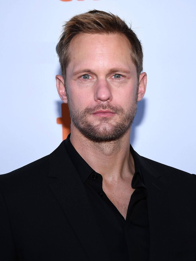 Schauspieler Alexander Skarsgard trägt die Trendfrisur Effed-up Buzz-Cut | © Getty Images | GP Images