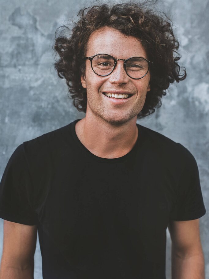 Eine angesagte Frisur für Männer mit Locken ist der Heartthrob Bob | © iStock | Yuricazac