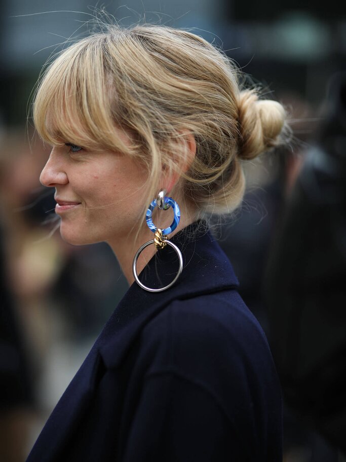 Bloggerin mit einem lässigen Messy Dutt im Undone-Look | © Getty Images | Jeremy Moeller