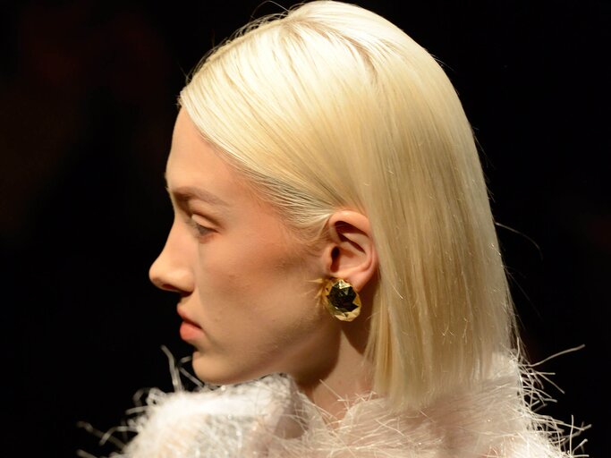 Platinblonder Blunt Bob bei der House of Ogan Fashion Show | © Getty Images | Cansin Soyer