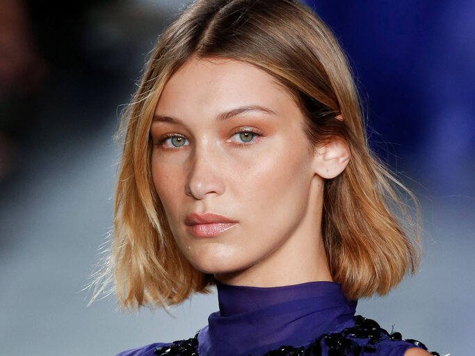 Bella Hadid mit Blunt Cut Bob und Chiffonkleid von Alberta Ferretti auf der Milan Fashion Week | © Getty Images | Victor VIRGILE