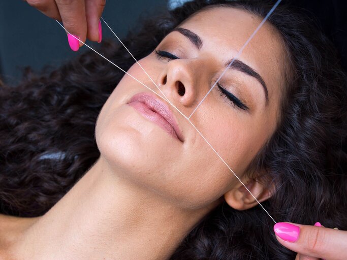 Mit Threading lassen sich effektiv Haare im Oberlippenbereich (Damenbart) entfernen. | © iStock | dnberty