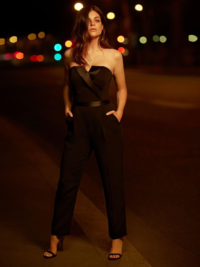 Jumpsuit aus der Julia Restoin Roitfeld x Iris & Ink Capsule Kollektion | © PR