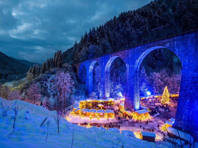 Weihnachtsmarkt in der Ravennaschlucht, Baden-Württemberg | © Actionpress | imagebroker.com