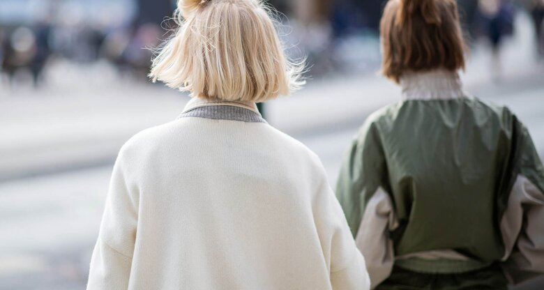 Gäste bei der Fashion Wekk mit Half Bun Frisur | © Getty Images | Christian Vierig