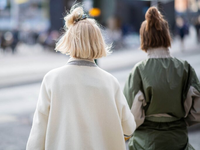 Gäste bei der Fashion Wekk mit Half Bun Frisur | © Getty Images | Christian Vierig