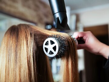 Frau beim Haare stylen  | © iStock | Nomadsoul1