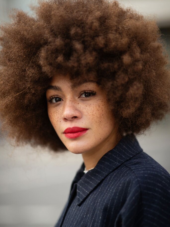 Julia Dahlia mit Afro Locken | © Getty Images |  Brian Dowling 
