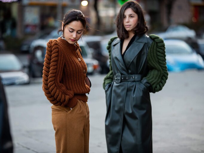 Die Schultern rücken in den Fokus: Strickpullover mit Keulen- und Puffärmeln zaubern im Winter neue Silhouetten. | © Getty Images | Christian Vierig